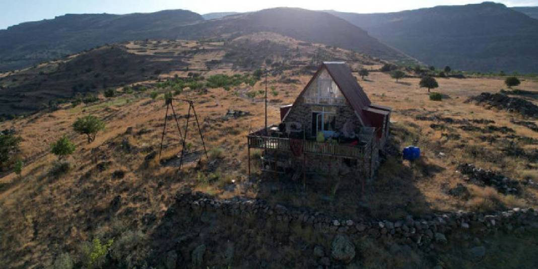 Depremden korktu 1600 rakıma yerleşti! Bu evi gören dönüp bir daha bakıyor: Adeta küçük bir müze… 1